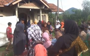 Isak Tangis Warnai Pemakaman Korban Kebakaran Tempat Karaoke Tegal