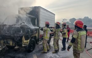 Mobil Box Terbakar di Gerbang Tol Sadang saat Sopir Isi E-toll