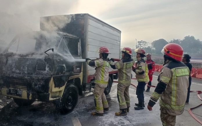 Kebakaran Mobil di Purwakarta