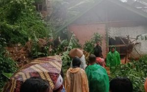 Duh! Tebing di di Desa Karyamukti Cianjur Longsor, 40 Jiwa Diungsikan