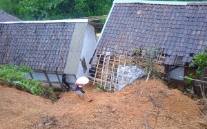 Duh! Tebing di Tasikmalaya Longsor Akibat Hujan Deras, Rumah Warga Terancam Ambruk