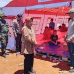 Mensos Tri Rismaharini saat mengunjungi tenda pengungsian para korban longsor di Cibadak Sukabumi