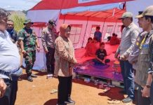 Mensos Tri Rismaharini saat mengunjungi tenda pengungsian para korban longsor di Cibadak Sukabumi