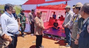 Mensos Tri Rismaharini saat mengunjungi tenda pengungsian para korban longsor di Cibadak Sukabumi