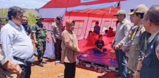 Mensos Tri Rismaharini saat mengunjungi tenda pengungsian para korban longsor di Cibadak Sukabumi