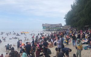 Libur Tahun Baru 2024, Pantai Pondok Permai Diserbu Pengunjung