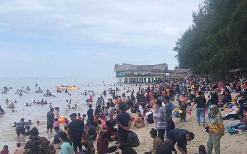 Libur Tahun Baru 2024, Pantai Pondok Permai Diserbu Pengunjung