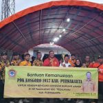 Penyerahan bantuan sembako PDK Kosgoro Purwakarta kepada warga terdampak longsor