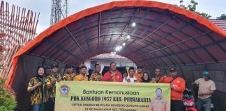 Penyerahan bantuan sembako PDK Kosgoro Purwakarta kepada warga terdampak longsor