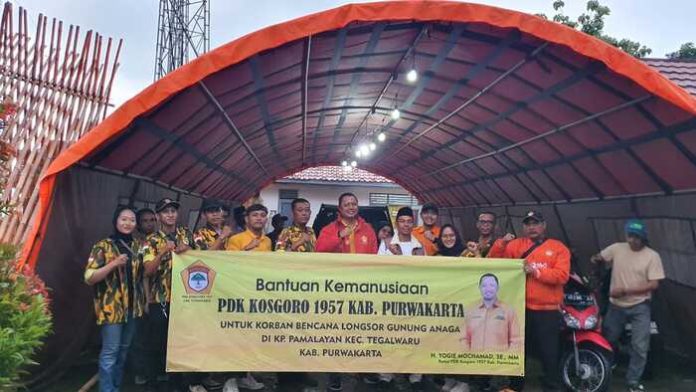 Penyerahan bantuan sembako PDK Kosgoro Purwakarta kepada warga terdampak longsor