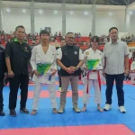 Penyerahan kartu BPJS Ketenagakerjaan secara simbolis kepada atlet peserta kejuaraan karate INKAI Kota Depok (Foto: Ist)