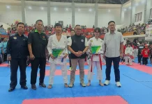 Penyerahan kartu BPJS Ketenagakerjaan secara simbolis kepada atlet peserta kejuaraan karate INKAI Kota Depok (Foto: Ist)