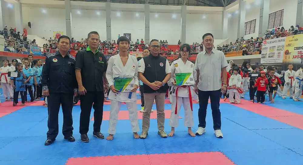 Penyerahan kartu BPJS Ketenagakerjaan secara simbolis kepada atlet peserta kejuaraan karate INKAI Kota Depok (Foto: Ist)