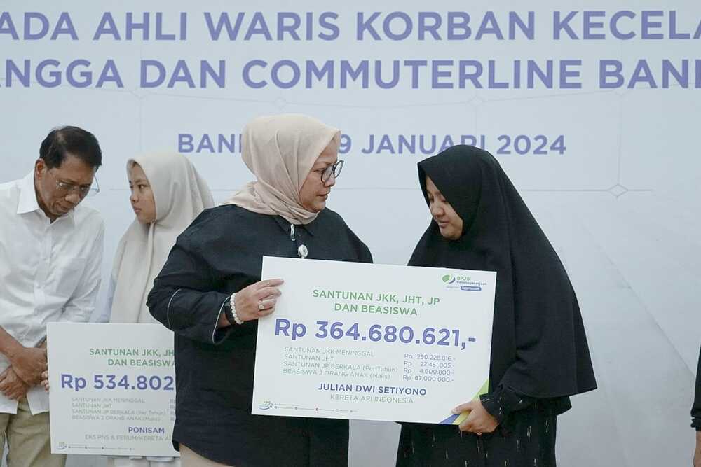 Penyerahan santunan dari BPJS Ketenagakerjaan kepada ahli waris korban kecelakaan KA Turangga dan Commuterline Bandung Raya (Foto: Istimewa)