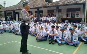 Polres Purwakarta Edukasi Pelajar Soal Larangan Penggunaan Knalpot Brong