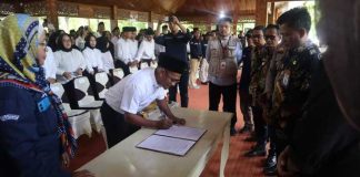 Ribuan anggota KPPS untuk Pemilu 2024 di Purwakarta resmi dilantik (1)