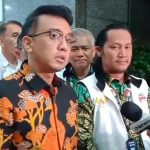 Juru Bicara TPN Ganjar-Mahfud MD, Aiman Witjaksono memberikan keterangan kepada media.