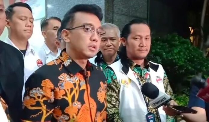 Juru Bicara TPN Ganjar-Mahfud MD, Aiman Witjaksono memberikan keterangan kepada media.