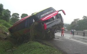 Ini Kronologi Bus Arimbi Terperosok di Tol Cipularang yang Sebabkan Tujuh Orang Terluka