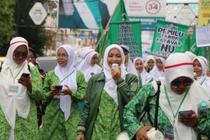 Fatayat NU Purwakarta melakukan long march di sela-sela deklarasi damai Pemilu 2024