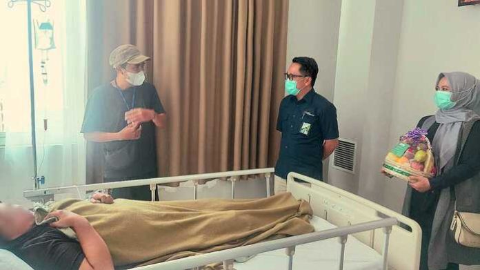 Kepala Kantor BPJS Ketenagakerjaan Depok, Achiruddin, melakukan kunjungan kepada peserta yang sedang dalam perawatan di Rumah Sakit Primaya Depok.