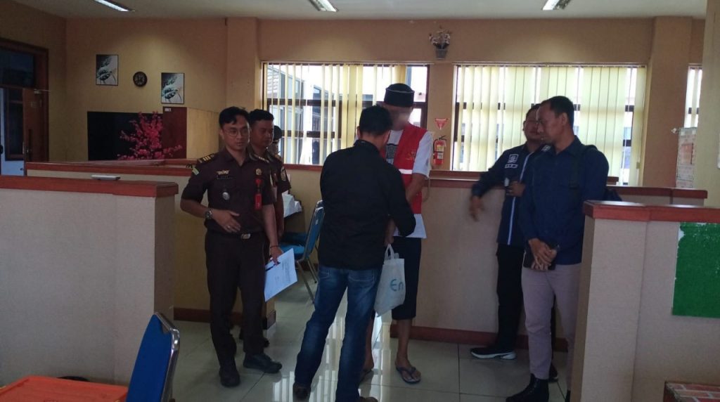 Diduga Korupsi Dana Desa Rp 884 Juta, Kades Bumiwangi Ciparay Ditahan