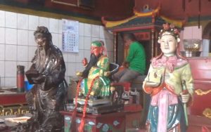 Jelang Imlek 2575 Kongzili, Pengurus Vihara Mulai Bersihkan Patung Dewa