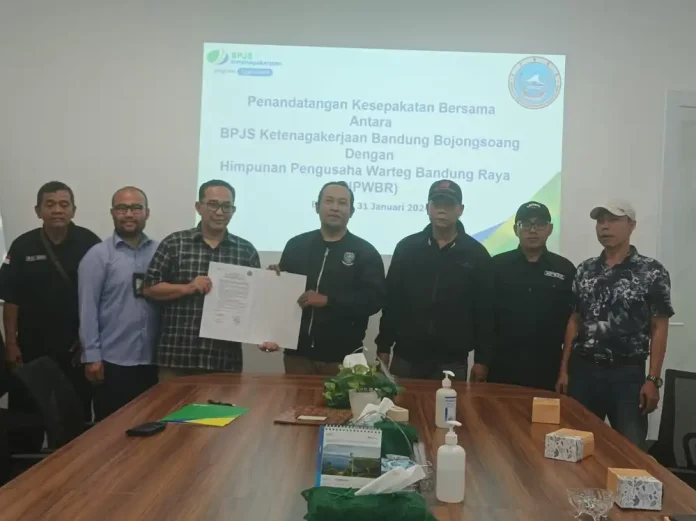Penandatanganan MoU antara BPJS Ketenagakerjaan Bandung Bojongsoang dengan Himpunan Pengusaha Warteg Bandung Raya (Foto: Istimewa)