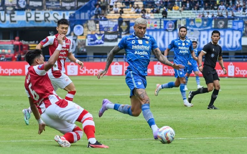 Persib Bandung Main Imbang Lawan Persis Solo di Kandang