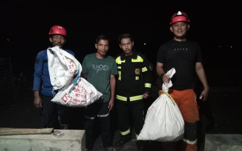 Damkar Cianjur Berhasil Evakuasi Sarang Tawon Vespa, Warga Dimbau Lakukan Ini