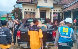 YBM PLN Salurkan Bantuan Korban Banjir dan Longsor di Cipongkor Bandung Barat
