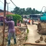 Alat berat mulai diturunkan ke lokasi longsor di Kabupaten Bekasi