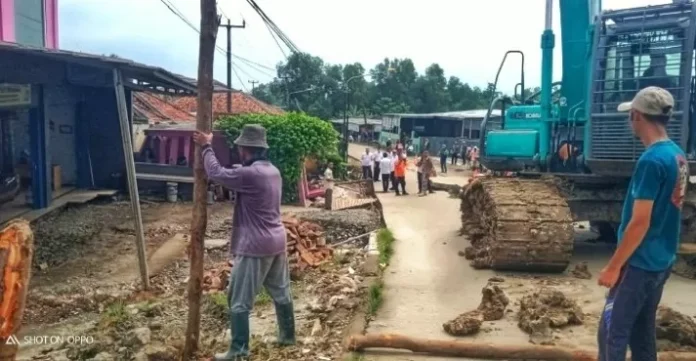 Alat berat mulai diturunkan ke lokasi longsor di Kabupaten Bekasi