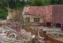 Bagunan sekolah roboh terdampak pergeseran tanah di Kecamatan Rongga Bandung Barat