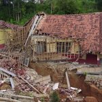 Bangunan sekolah ambruk akibat pergerakan tanah di Kecamatan Rongga Bandung Barat.