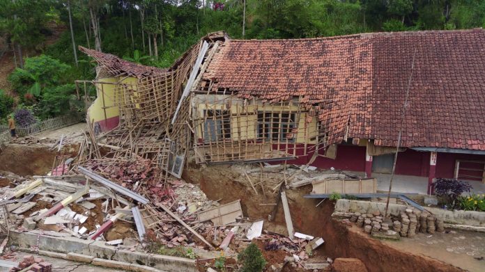 Bangunan sekolah ambruk akibat pergerakan tanah di Kecamatan Rongga Bandung Barat.
