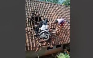 Jangan Tertawa, Ini Kronologi Bocah Terbang dan Nyangkut ke Genteng di Tasikmalaya