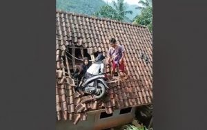 Bikin Ngakak! Hendak Ngabuburit, Dua Bocah di Tasikmalaya Malah Terbang dan Nyangkut di Atas Genteng