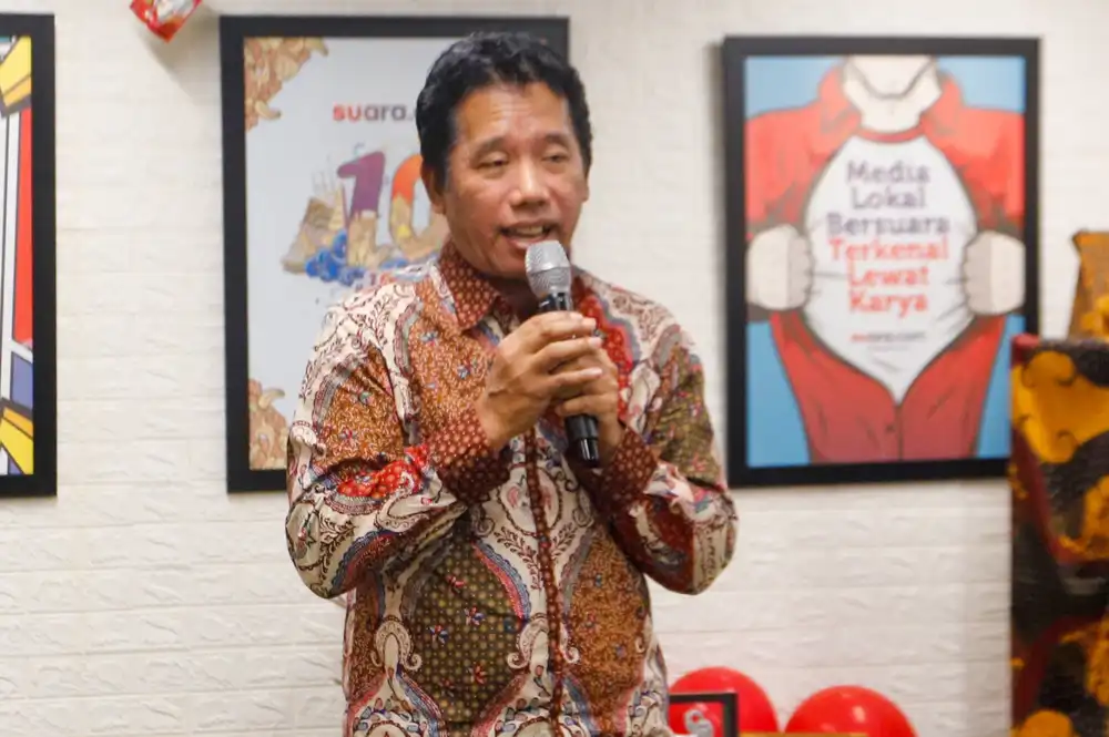 CEO PT Arkadia Digital Media Tbk sekaligus Pemimpin Redaksi Suara.com, Suwarjono, saat memberikan pengantar dalam sesi acara launching Local Media Community yang diadakan dalam Perayaan HUT ke-10 Suara.com di Jakarta, Rabu, 13 Maret 2024. (Foto: Suara.com/Alfian Winanto)