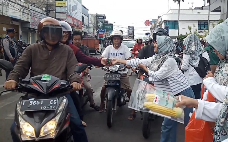 Kemarin, Emak-emak di Purwakarta Bagikan Takjil dalam Bentuk Sayuran