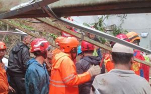 Bencana Longsor Terjadi Cisarua Bogor, Satu Orang Tertimbun