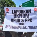 Aksi damai kader PKS di kantor KPU kota Depok.