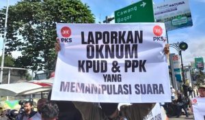 Aksi damai kader PKS di kantor KPU kota Depok.