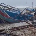 Perahu nelayan di Sukabumi diterjang bajir rob