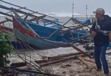 Perahu nelayan di Sukabumi diterjang bajir rob