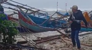 Banjir Rob Terjang Pantai Selatan Sukabumi, Ratusan Perahu Nelayan Alami Kerusakan
