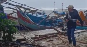 Perahu nelayan di Sukabumi diterjang bajir rob