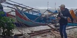 Perahu nelayan di Sukabumi diterjang bajir rob