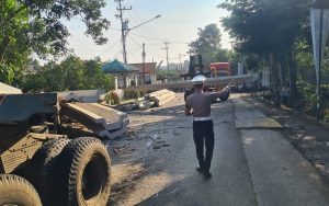 Mobil Truk Muatan Beton Terguling di Purwakarta, Sebabkan Kemacetan Panjang