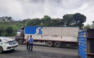 Diduga Tak Kuat Menanjak, Truk Kontainer Bermuatan Bahan Kimia Terguling di Tol Cipularang
